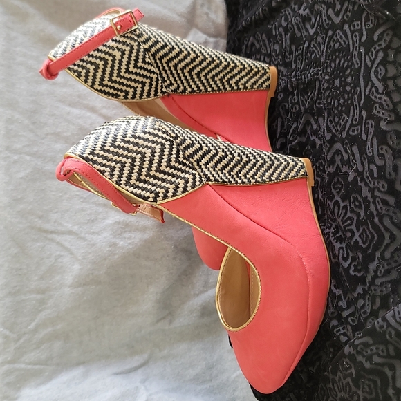 Colin Stuart wedges coral color size 6.5 - Picture 5 of 6
